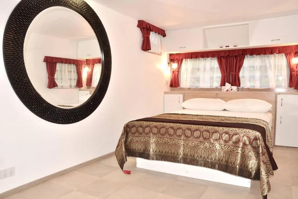 Bobrene On Tamborine Nude Retreat - Cosy Chalet Daire