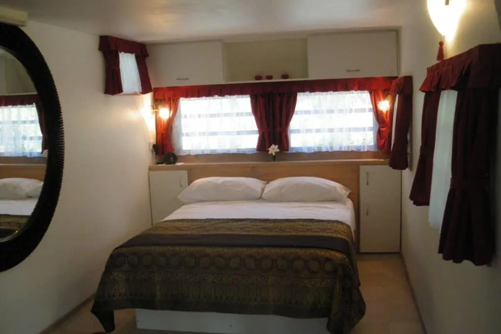 Bobrene On Tamborine Nude Retreat - Cosy Chalet Daire